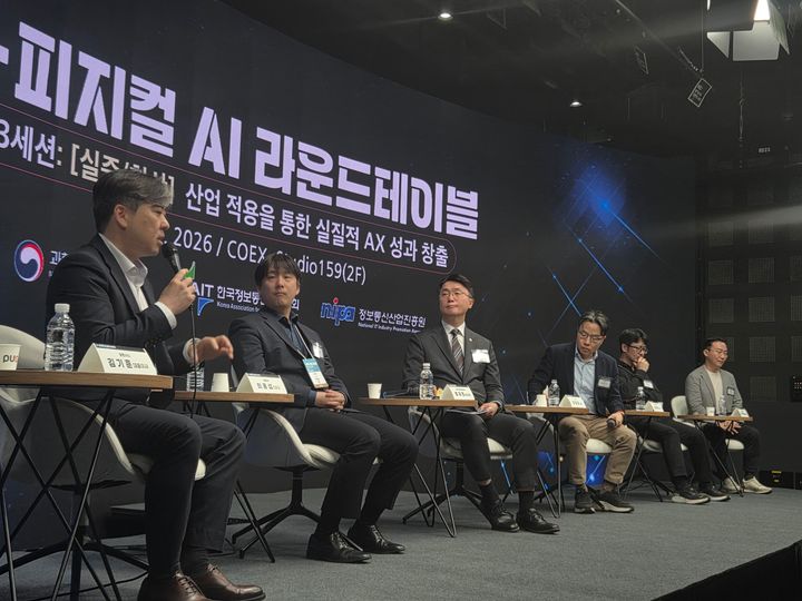 [서울=뉴시스]과학기술정보통신부와 한국정보통신진흥협회, 정보통신산업진흥원은 ‘피지컬AI 풀스택 자립화로 열어가는 산업 강국 코리아’를 주제로 K-피지컬AI 라운드테이블을 23일 개최하고, 제조 경쟁력을 기반으로 한 피지컬AI 생태계 구축 방안을 논의했다. (사진=과기정통부 제공) *재판매 및 DB 금지