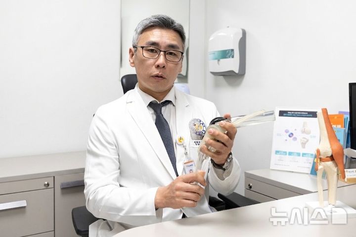 [서울=뉴시스] 서동석 연세사랑병원 인공관절재수술센터장. (사진= 연세사랑병원 제공)
