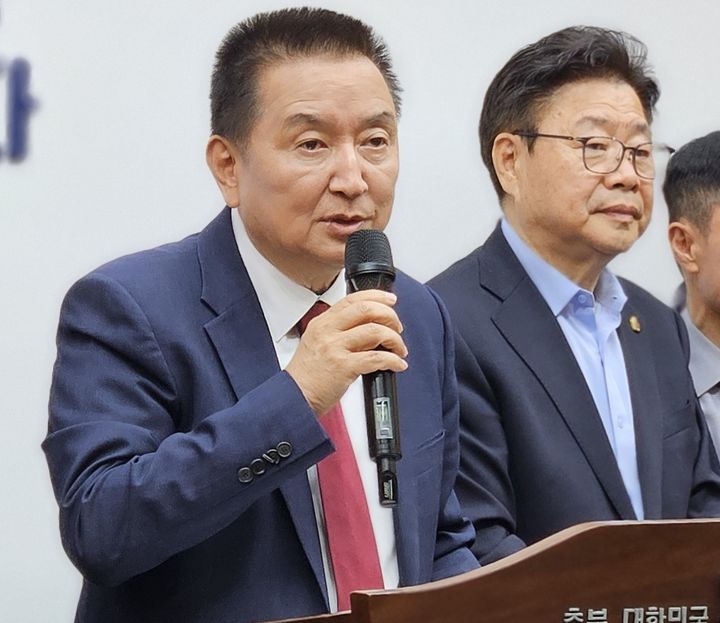 [청주=뉴시스] 이도근 기자= 김영환 충북지사가 23일 청주시 상당구 문화동 충북도청 브리핑룸에서 기자회견을 열어 재선 도전을 공식 선언하고 있다. 2026.04.23. nulha@newsis.com *재판매 및 DB 금지