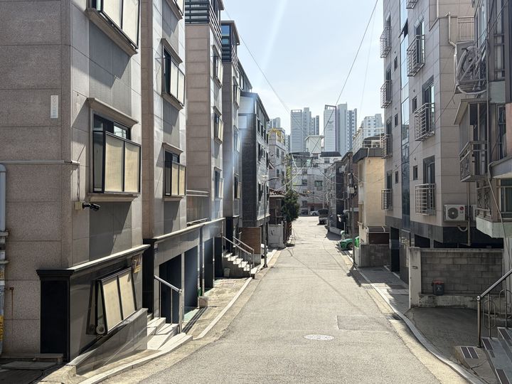 [서울=뉴시스] 안태현 인턴기자 = 서울 동작구 중앙대 후문 인근 원룸촌 모습. 2026.04.22. *재판매 및 DB 금지