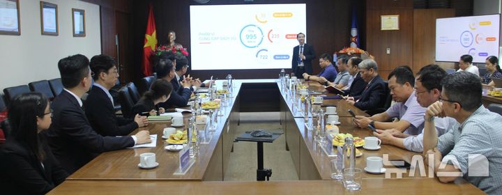 [세종=뉴시스]한전KDN은 베트남 EVN-ICT과 지난 22일 베트남 하노이에 위치한 베트남 국영전력회사(EVN)에서 '한전KDN-EVNICT 협력 강화 회의'를 열고 전략적 기술 협력 강화와 구체적 협력 방안을 논의했다.(사진=한전KDN 제공)