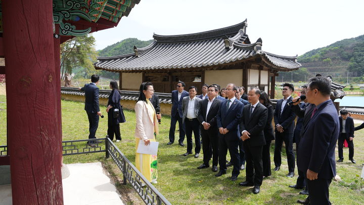 [봉화=뉴시스] 베트남 박닌성 대표단이 봉화군 소재 충효당을 찾아 K-베트남밸리 조성사업에 대한 설명을 듣고 있다. (사진=봉화군 제공) 2026.04.23. photo@newsis.com *재판매 및 DB 금지