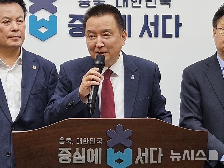 [청주=뉴시스] 이도근 기자 = 김영환 충북도지사가 23일 청주시 상당구 문화동 충북도청 브리핑룸에서 기자회견을 열어 재선 도전을 공식 선언하고 있다. 2026.04.23. nulha@newsis.com 