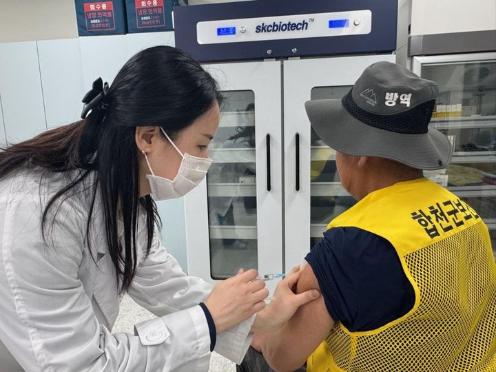 [합천=뉴시스] 합천군 현업근로자 파상풍 무료 예방접종 (사진=합천군 제공) 2026. 04. 23. photo@newsis.com *재판매 및 DB 금지