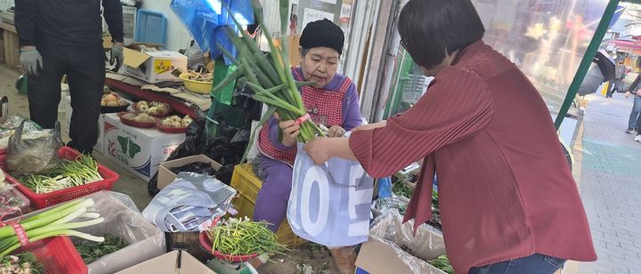 [서울=뉴시스] 폐현수막 재활용 장바구니. (사진=송파구 제공) 2026.04.23. *재판매 및 DB 금지