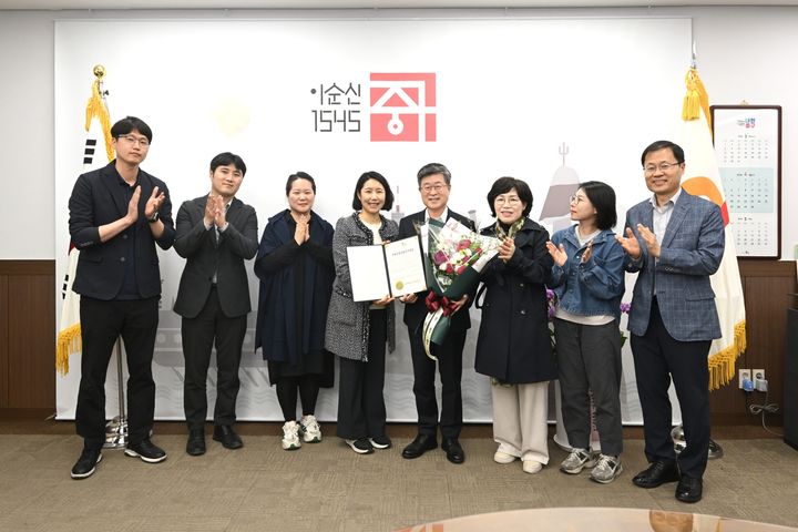 [서울=뉴시스] 남산타운 아파트 주택조합 설립 인가증 전달 기념 촬영. (사진=서울 중구 제공) 2026.04.23. *재판매 및 DB 금지