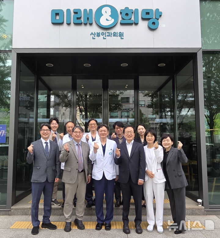 [서울=뉴시스] 앞줄 왼쪽부터 박성택 한림대학교강남성심병원 진료부원장, 이동진 병원장, 서원석 대표원장, 이근영 교수 등 관계자들이 기념촬영을 하고 있다. (사진= 한림대학교강남성심병원 제공)