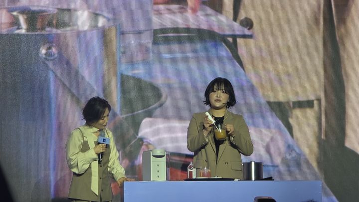 [서울=뉴시스] 이주혜 기자 = 23일 서울 성동구 성수동에서 열린 '버츄오 월드 미디어 데이'에서 네스프레소 커피 전문가인 박수진 바드가 버츄오 업을 활용한 커피 레시피를 선보이고 있다. 2026.04.23. *재판매 및 DB 금지