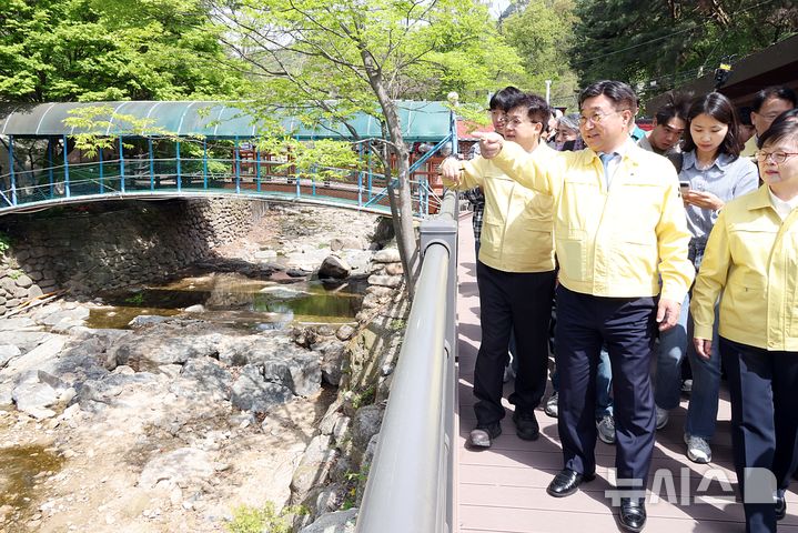 [서울=뉴시스]윤호중 행정안전부 장관이 23일 서울 강북구 우이동 인수천을 찾아 불법 점용 시설 현장 점검을 하고 있다. 2026.4.23 photo@newsis.com