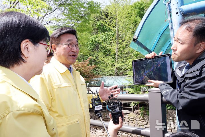 [서울=뉴시스]윤호중 행정안전부 장관이 23일 서울 강북구 우이동 인수천을 찾아 불법 점용 시설 현장 점검을 하고 있다. 2026.4.23 photo@newsis.com