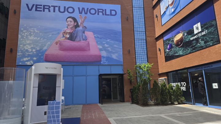 [서울=뉴시스] 이주혜 기자 = 23일 서울 성동구 성수동에서 열리는 '버츄오 월드(Vertuo World)' 팝업 공간의 모습. 2026.04.23. *재판매 및 DB 금지