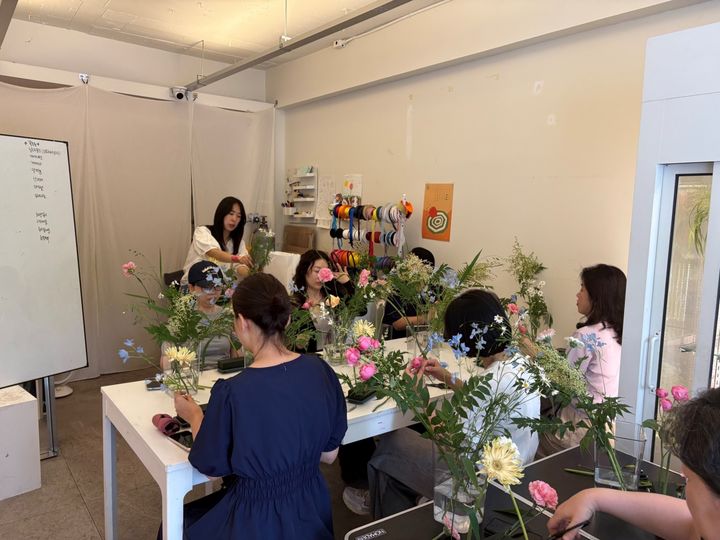 [서울=뉴시스] 2025년 동네배움터 프로그램(꽃꽂이). (사진=성동구 제공) 2026.04.23. *재판매 및 DB 금지