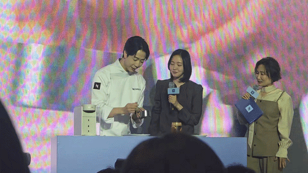 [서울=뉴시스] 이주혜 기자 = 23일 서울 성동구 성수동에서 열린 '버츄오 월드 미디어 데이'에서 손종원 셰프가 디저트 '모든 것들이 시작되는 곳(Where Everything Begins)'을 소개하고 있다. 2026.04.23. *재판매 및 DB 금지