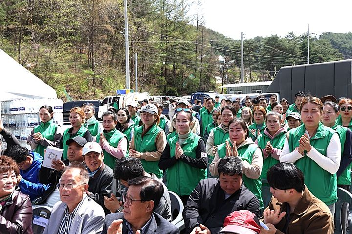 [횡성=뉴시스] 둔내농협 농촌인력지원센터 준공식에 계절근로자들이 함께 참석해 자리를 함께하고 있다. （사진=횡성군 제공) 2026.04.23. photo@newsis.com&nbsp; *재판매 및 DB 금지