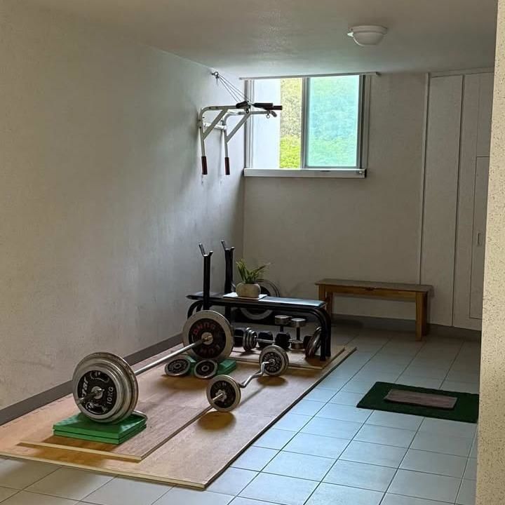 [서울=뉴시스] 지난 21일 인터넷 커뮤니티 '보배드림'에는 '아파트 이웃이 복도에 개인 헬스장을 만들었습니다'라는 제목의 글이 올라왔다. 작성자 A씨는 "아파트 이웃 B씨가 복도에 개인 헬스장을 만들었다. 벽에 거치대까지 설치했다"면서 위법 사항을 알고 싶다고 요청했다. (사진=인터넷 커뮤니티 '보배드림' 캡처)