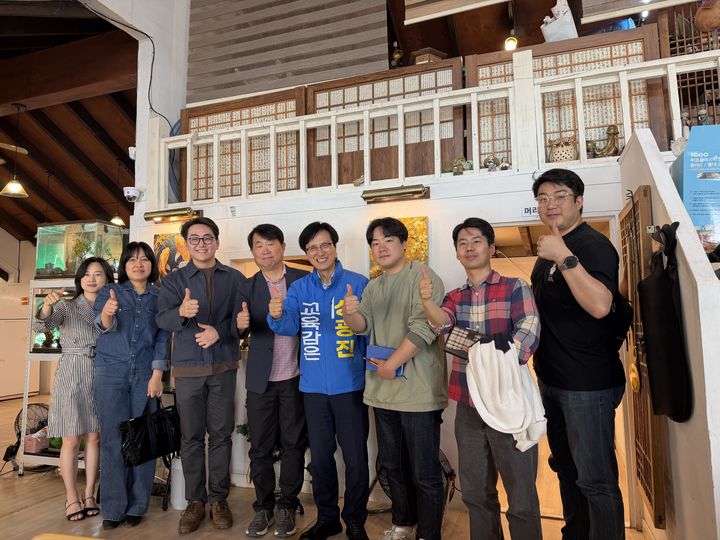 [대전=뉴시스] 성광진 6·3대전시교육감 예비후보와 대전충남공동주택협회 준비위원회 관계자들 기념촬영. (사진=성광진 후보 캠프 제공) 2026.04.23. photo@newsis.com *재판매 및 DB 금지