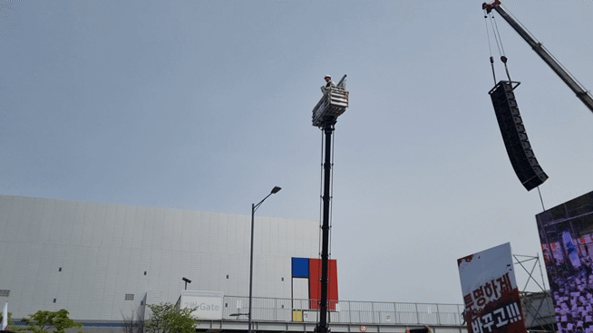 [서울=뉴시스]이지용 기자 = 최승호 초기업노조 삼성전자 지부 위원장은 23일 오후 경기 평택캠퍼스에서 열린 '4·23 투쟁 결의대회' 위원장 투쟁사를 하고 있다. 최 위원장은 이날 투쟁사를 스카이차량에 올라가 발언했다. 2026.04.23. leejy5223@newsis.com *재판매 및 DB 금지