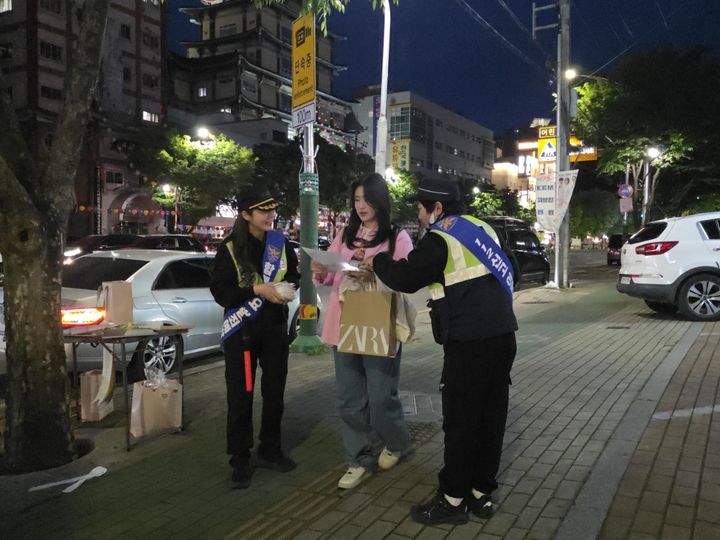 [대구=뉴시스] 대구 남부경찰서는 최근 전국적으로 소상공인·자영업자를 대상으로 발생하고 있는 '노쇼 사기'를 예방하기 위해 영대병원 네거리 일대에서 합동 캠페인을 실시했다. (사진=대구 남부경찰서 제공) 2026.04.23. photo@newsis.com *재판매 및 DB 금지