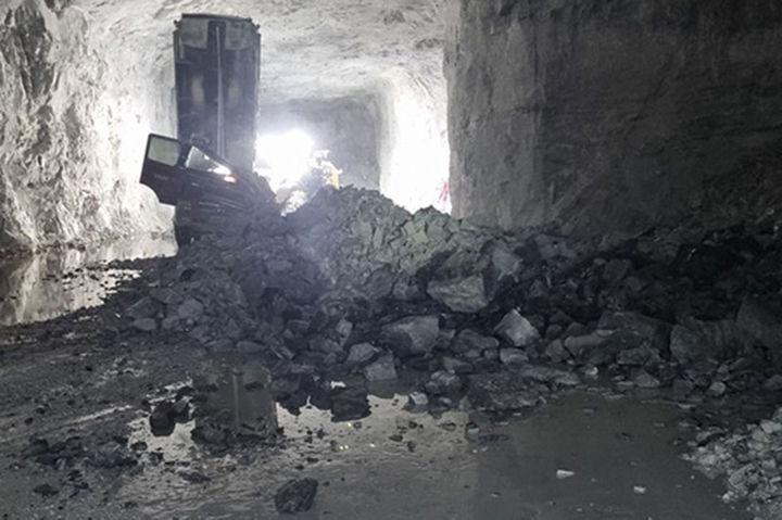 23일 오전 9시께 삼척시 하장면의 한 석회석광산 갱도에서 낙석 사고가 발생해 작업자 1명이 숨지는 사고가 발생했다.(사진=삼척소방서 제공) *재판매 및 DB 금지