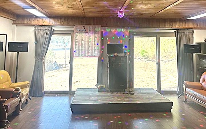 [평창=뉴시스] 평창자연휴게소, 용평면에 노래방 기기 기탁. (사진=평창군 제공) 2026.04.23. photo@newsis.com *재판매 및 DB 금지