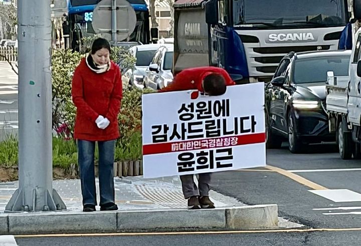 [청주=뉴시스] 윤희근 전 경찰청장과 부인 신희연씨가 청주시 서원구 분평사거리에서 아침 출근 인사 겸 낙선 인사를 하고 있다. 윤 전 청장은 지난 17일 국민의힘 충북지사 후보 예비경선에서 윤갑근 변호사에게 패한 뒤 거리 인사를 이어오고 있다. (사진=윤희근 전 경찰청장 페이스북 캡처) *재판매 및 DB 금지