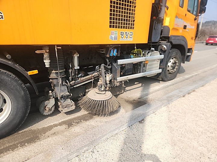 [평창=뉴시스] 미세먼지 저감을 위한 봄철 도로 정비. (사진=평창군 제공) 2026.04.23. photo@newsis.com *재판매 및 DB 금지