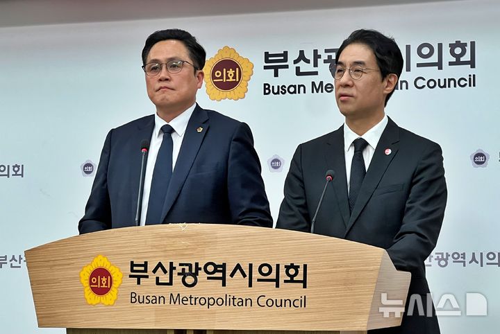 [부산=뉴시스] 원동화 기자 = 수영구 제2선거구를 지역구로 둔 이승연 부산시의원(왼쪽)과 해운대구 제1선거구에 도전하는 김정욱 예비후보는 23일 부산시의회 브리핑룸에서 기자회견을 열고 공천 결과를 규탄했다. 2026.04.23. dhwon@newsis.com