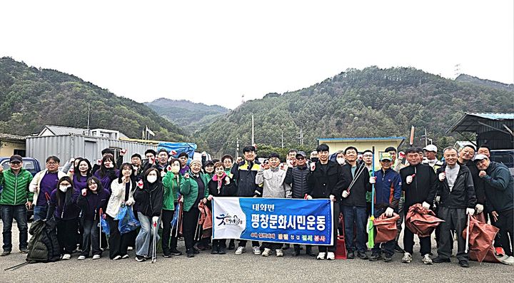 [평창=뉴시스] 대화면, 봄맞이 시가지 대청소. (사진=평창군 제공) 2026.04.23. photo@newsis.com *재판매 및 DB 금지