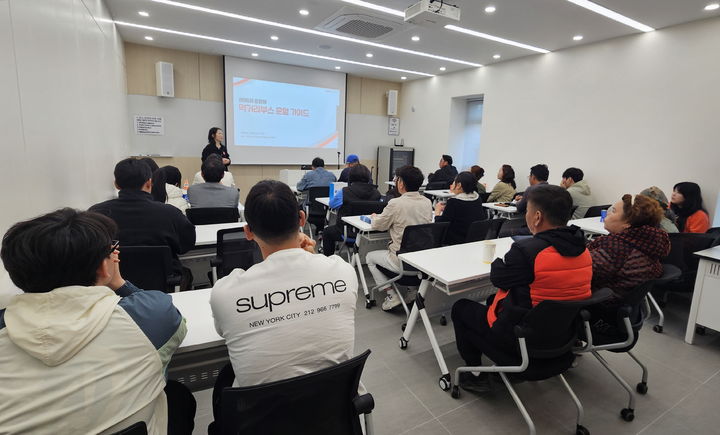 [남원=뉴시스] 남원시가 오는 30일~5월6일까지 열리는 '제96회 춘향제'의 먹거리 콘텐츠 강화를 위해 먹거리부스 운영자들을 대상으로 관련 교육을 진행하고 있다. *재판매 및 DB 금지