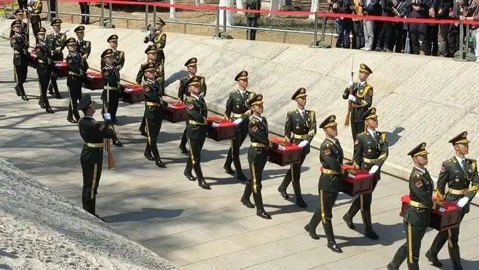 [서울=뉴시스] 23일 오전 중국 랴오닝성 선양의 '항미원조열사능원'에서 6.25전쟁 중국군 전사자 안장식이 열리고 있다. 전날 한국은 중국 측에 중국군 전사자 유해 12구를 인도했다. <사진출처: 중국중앙 TV> 2026.04.23