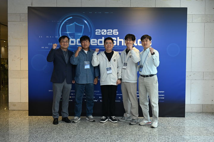 [서울=뉴시스] KT클라우드는 나토(NATO) 사이버방위센터(CCDCOE)가 주관하는 국제 사이버 방어 훈련 '락드쉴즈 2026'에 한국 대표팀으로 2년 연속 참가한다. 사진은 강영익 상무(CISO)(왼쪽) 등 KT클라우드 참가자들의 기념 촬영 모습. (사진=KT클라우드 제공) *재판매 및 DB 금지