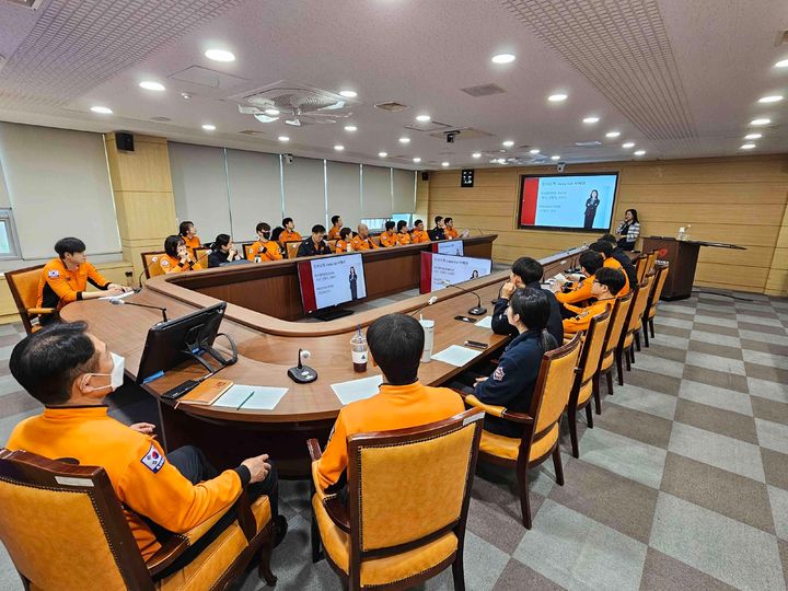 [부산=뉴시스] 부산소방재난본부가 119종합상황실 내 작전실에서 상황 근무자를 대상으로 실무 중심 영어 교육을 진행하고 있다. 이번 교육은 14~23일 진행됐다. (사진=부산소방재난본부 제공) 2026.04.23. photo@newsis.com *재판매 및 DB 금지