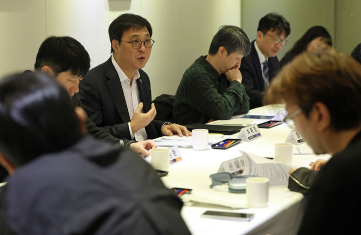 최휘영 문화체육관광부 장관이 23일 서울 중구의 한 식당에서 열린 문화예술정책자문위원회 대중음악 분과 제3차 회의에서 위원들과 함께 2027년도 예산 편성 등에 담을 향후 대중음악 정책 방향에 대해 논의하고 있다. (사진=문화체육관광부 제공) *재판매 및 DB 금지