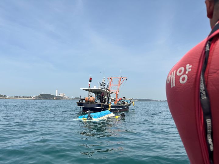 [서천=뉴시스] 23일 오전 충남 서천군 서면 마량진항 인근 바다에서 어선끼리 충돌해 한명이 심정지 상태로 병원에 이송된 가운데 구조에 나선 민간 선박이 전복된 B호를 항구로 예인하고 있다. (사진=보령해양경찰서 제공) 2026.04.23. photo@newsis.com *재판매 및 DB 금지