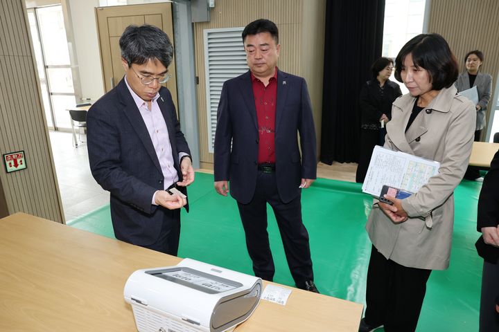 [양산=뉴시스] 양산시가 고유가 피해지원금과 경남도 생활지원금 지급을 앞두고 현장 지급창구 운영 현장 점검을 하고 있다. (사진= 양산시 제공) 2026.04.23. photo@newsis.com *재판매 및 DB 금지