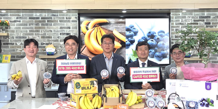 농협 전남본부는 최근 본부 4층 라운지에서 전남광역농산물 브랜드 '상큼애’블루베리‘와 '오매향 ’바나나'를 최대 41% 할인된 가격에 판매하는 라이브커머스 진행했다. (사진=전남농협 제공) photo@newsis.com *재판매 및 DB 금지
