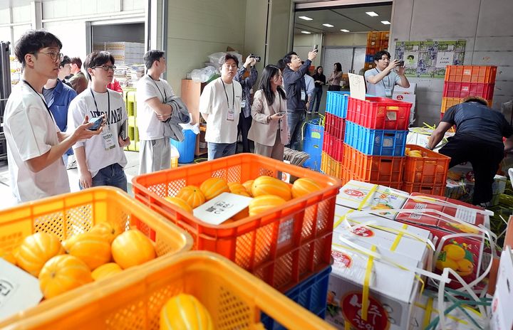 [세종=뉴시스] 온라인 도매시장 산지탐방 모습. (사진=한국농수산식품유통공사 제공) *재판매 및 DB 금지
