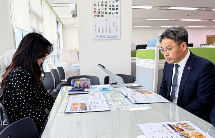 [남원=뉴시스] 23일 국토교통부를 방문한 남원시 이성호 부시장(오른쪽)이 도시재생과 관계자를 만나 279억원 규모 '운봉읍 중심시가지 도시재생사업'의 필요성을 설명하고 있다. *재판매 및 DB 금지