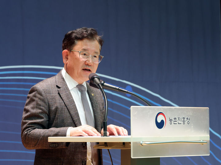 [세종=뉴시스]이승돈 농촌진흥청장이 23일 본청 국제회의장에서 열린 제1차 '한반도 농업포럼'에 참석해 환영사를 하고 있다. (사진=농촌진흥청 제공) *재판매 및 DB 금지