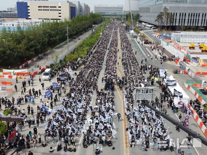 [평택=뉴시스] 삼성 평택켐퍼스앞 8차선 도로를 가득 메운 결의대회에 참석한 조합원 2026.04.23. newswith01@newsis.com 