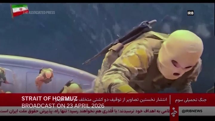 [AP/뉴시스] 이란 이슬람혁명수비대(IRGC)가 호르무즈 해협에서 화물선 2척에 올라타 선박을 나포하는 과정이 영상으로 공개됐다. 사진은 AP통신이 보도한 이란 국영 IRIB 방송 영상에서 혁명수비대 병력이 파나마 국적 화물선 MSC 프란체스카호에 승선하는 모습. 2026.04.23.