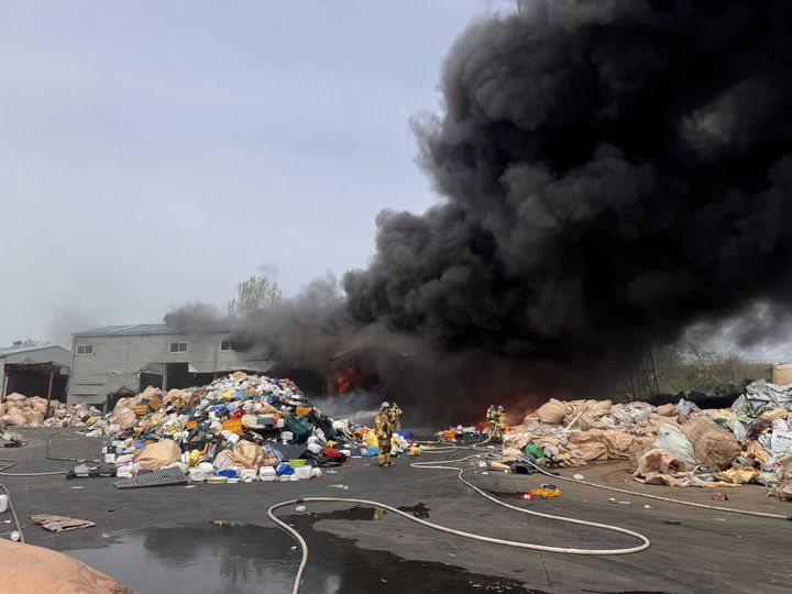 [군산=뉴시스] 23일 오후 1시55분께 전북 군산시 내흥동의 플라스틱 재활용 업체에서 불이 나 불길이 피어오르고 있다. (사진=전북도소방본부 제공) 2026.04.23. photo@newsis.com *재판매 및 DB 금지