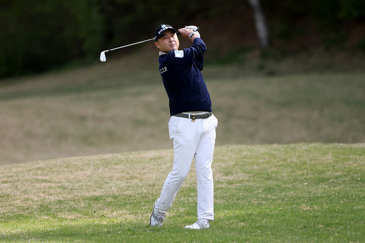 [서울=뉴시스]우리금융 챔피언십 출전한 이태훈. (사진=KPGA 투어 제공)