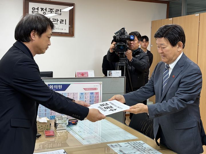 [제주=뉴시스] 김광수 제주교육감이 23일 오전 제주도선거관리위원회에서 예비후보 등록 서류를 제출하고 있다. (사진=김광수 예비후보 캠프 제공) 2026.04.23. photo@newsis.com *재판매 및 DB 금지