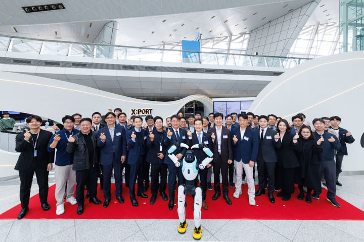 [서울=뉴시스] 23일 오전 인천공항 제1여객터미널 교통센터에서 진행된 ‘엑스포트 개관 기념행사’ 에서 참석자들이 기념 촬영을 하고 있다. 2026.04.23. (사진=인천공항공사 제공) photo@newsis.com *재판매 및 DB 금지