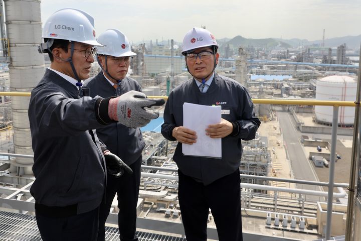 [서울=뉴시스]김민석 국무총리는 23일 오후 여수국가산업단지 LG화학 공장을 방문해 석유화학산업 현장을 시찰했다. (사진=총리실 제공) photo@newsis.com *재판매 및 DB 금지