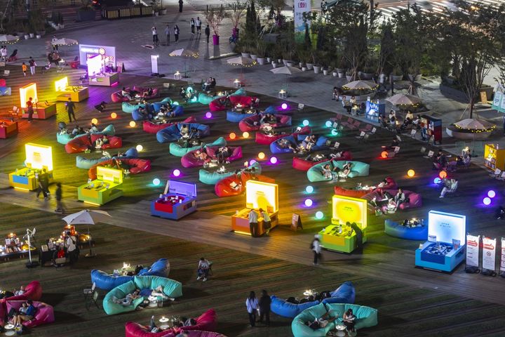 [서울=뉴시스] 책읽는 서울광장 시그니처 서가. (사진=서울시 제공) 2026.04.24. *재판매 및 DB 금지