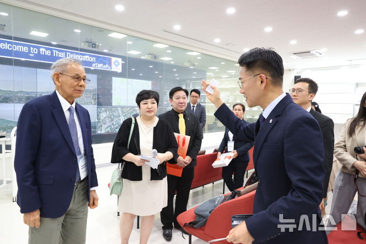 [안양=뉴시스] 이계삼 안양시장 권한대행(사진 오른쪽)이 태국 방문단에게 스마트도시통합센터의 우수성을 설명하고 있다.(사진=안양시 제공).2026.04.23. photo@newsis.com 