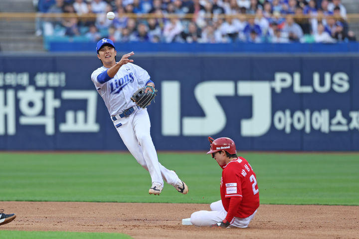 [서울=뉴시스] 프로야구 삼성 라이온즈의 이재현이 21일 대구 삼성라이온즈파크에서 열린 2026 신한 쏠 KBO리그 SSG 랜더스와의 경기에서 공을 던지고 있다. (사진=삼성 라이온즈 제공) 2026.04.21. *재판매 및 DB 금지