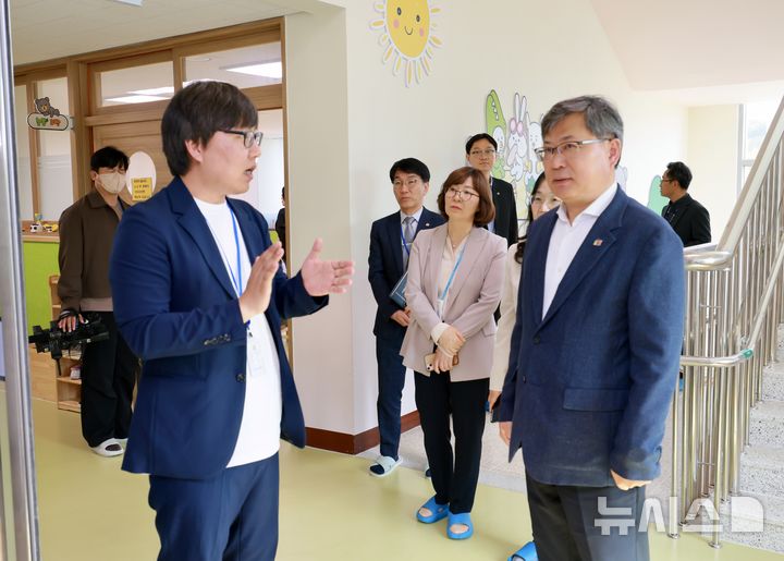 [고창=뉴시스]윤난슬 기자 = 유정기 전북특별자치도교육감은 23일 고창초등학교를 방문해 늘봄학교 운영 현황을 살피고 학교와 지역사회 협력 기반의 운영 모델을 논의했다. (사진=전북교육청 제공) 2026.04.23. photo@newsis.com
